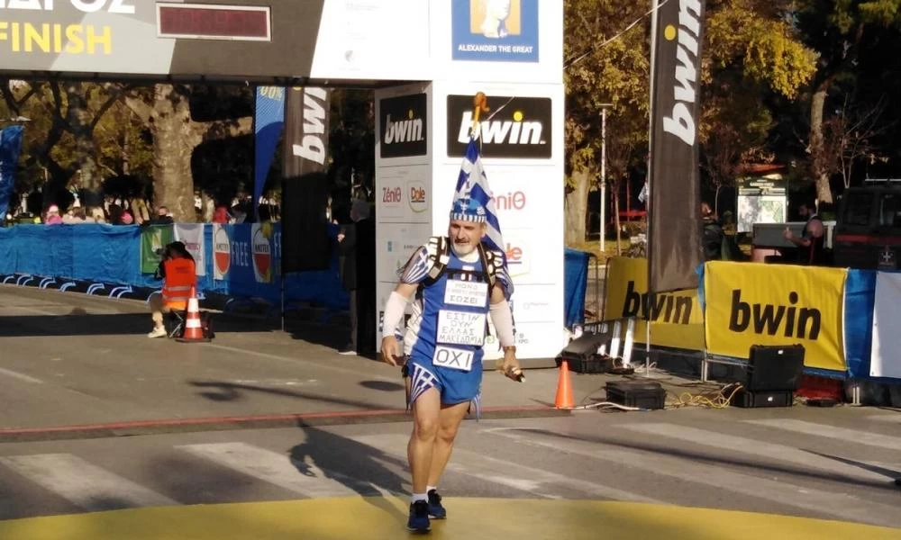 Θεσσαλονίκη: Έτρεξε ντυμένος Ελληνική σημαία – “Ζητώ η Ελλάδα”